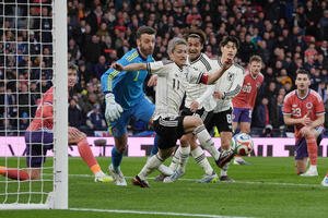 日本対スコットランド　前半、ゴール前に攻め込む前田(中央)(撮影･パオロ　ヌッチ)