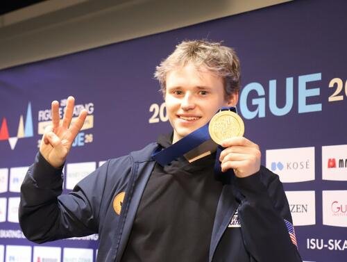 メダリスト会見で金メダルを掲げるマリニン(撮影･藤塚大輔)