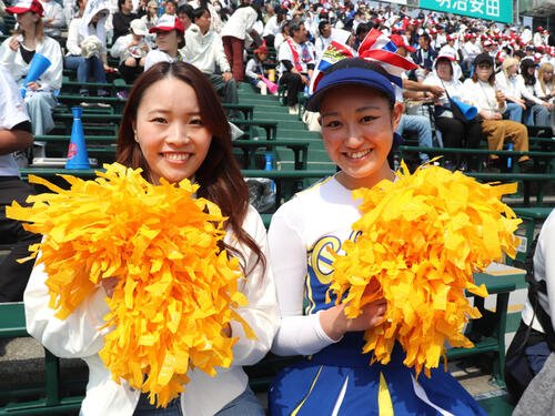 一塁側の中京大中京アルプスで声援を送る同校チアリーディング部コーチの川口真央さん(左)と同部の今谷彩和キャプテン(3年)(撮影･中島麗)