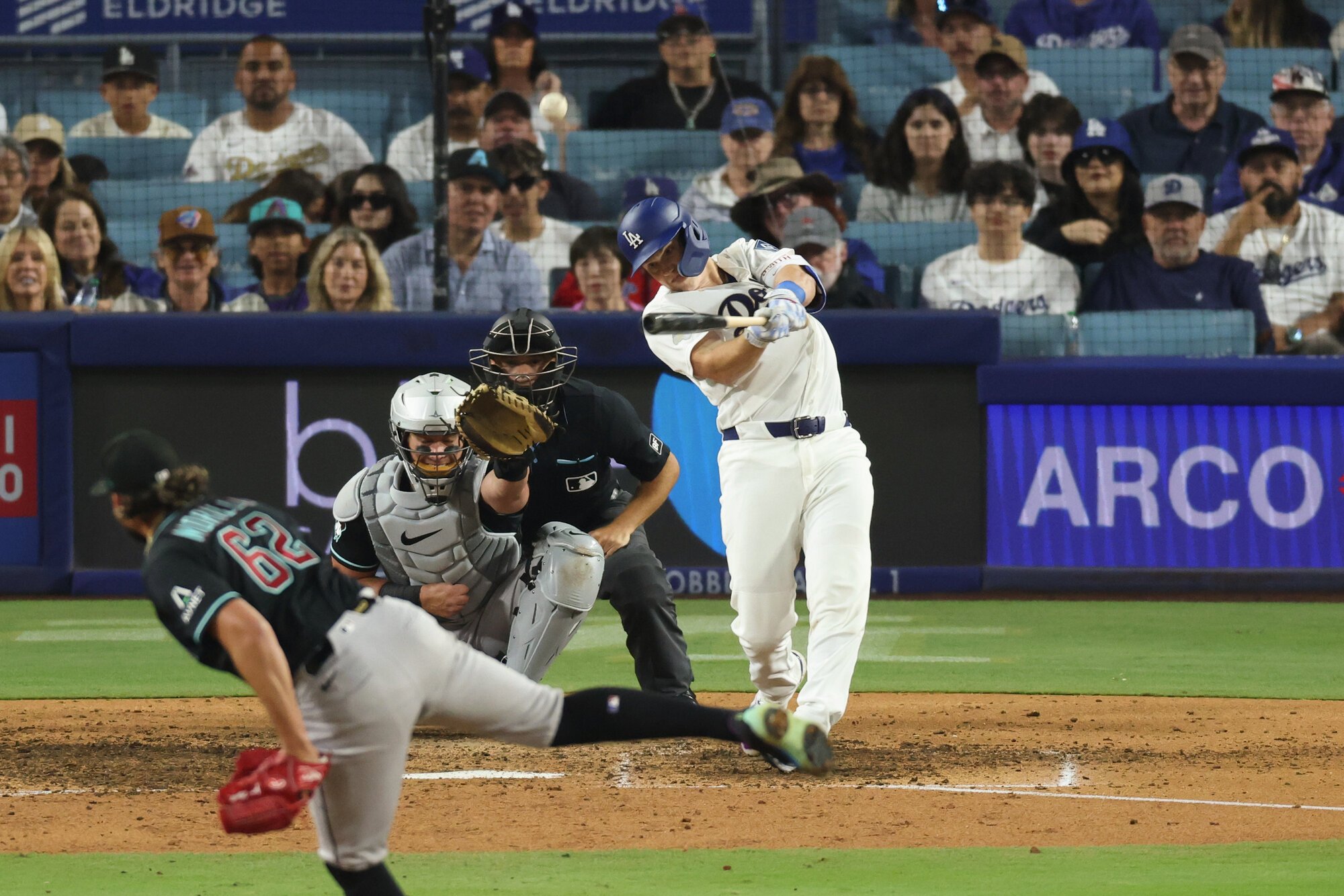 八回裏ドジャース2死一塁、スミスは中越えに逆転の本塁打を放つ=金居達朗撮影