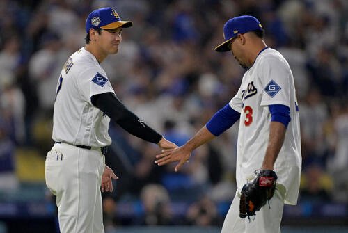 ドジャース－ダイヤモンドバックス　2試合連続セーブを挙げたディアス(右)とタッチをかわすドジャース大谷翔平
