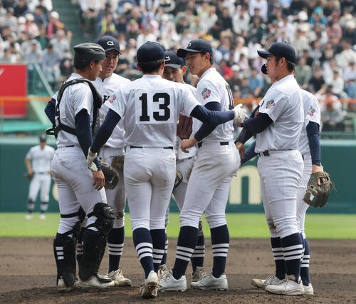 中京大中京対智弁学園　6回裏、投手太田(右から3人目)に声を掛ける伝令の臼井(手前)(撮影･上山淳一)