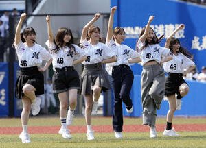 始球式に登場しパフォーマンスを披露する乃木坂野球部。左から長嶋凛桜、小川彩、黒見明香、柴田柚菜、金川紗耶、瀬戸口心月(撮影･小島史椰)