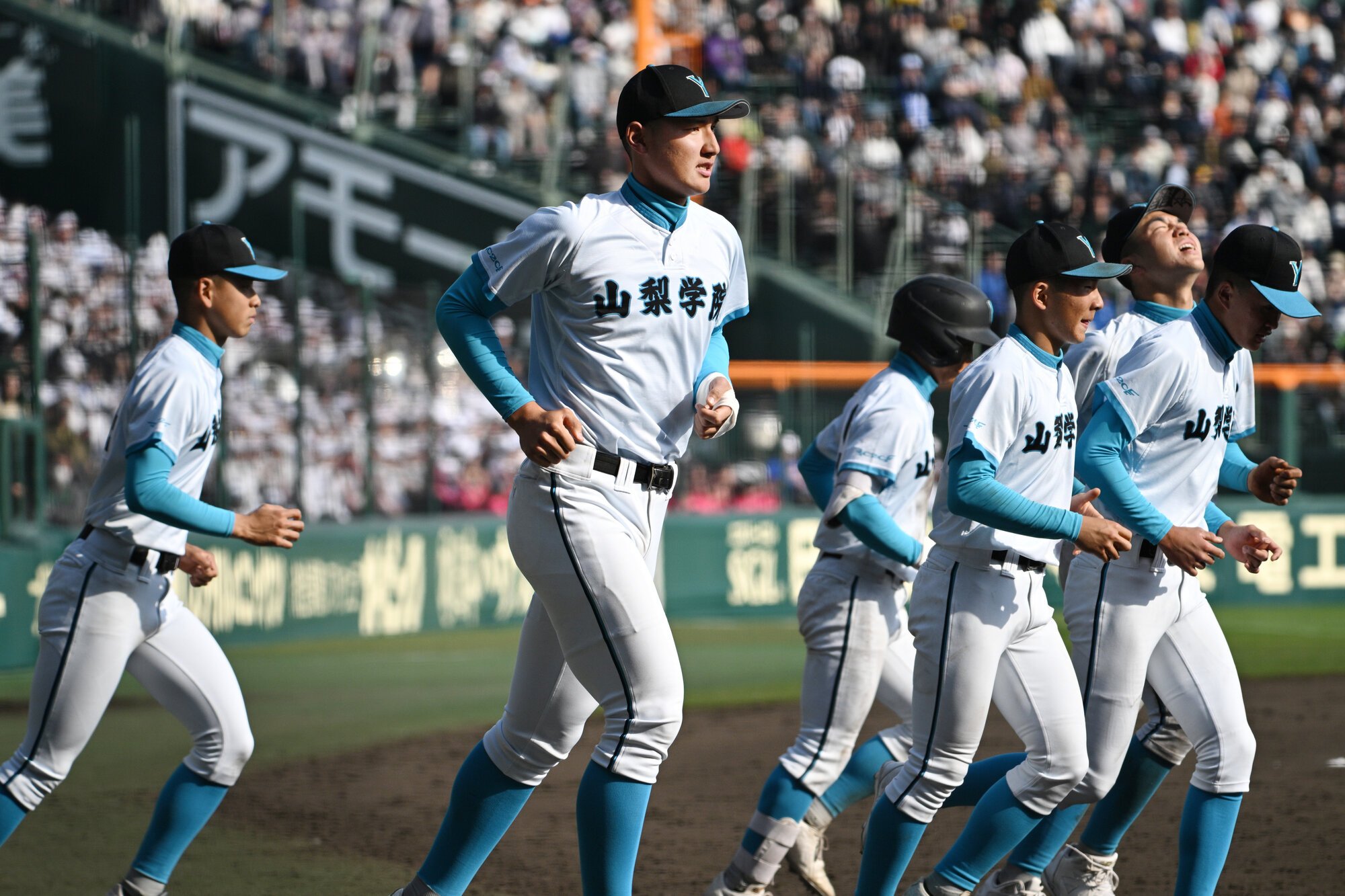 山梨学院―専大松戸　試合後、整列に向かう山梨学院の菰田(中央)ら＝滝沢美穂子撮影