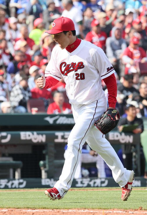 広島対中日　8回表中日2死一塁、石伊を右飛に打ち取り、ガッツポーズの栗林(撮影･加藤孝規)