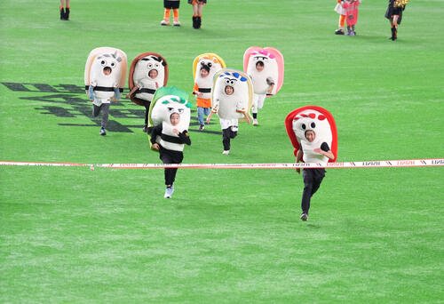 巨人対阪神　すしレースはまぐろが1着(撮影･増田悦実)