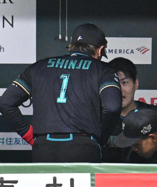 ソフトバンク対日本ハム　6回裏終了後、有原(右)と話す新庄監督(撮影･林敢治)