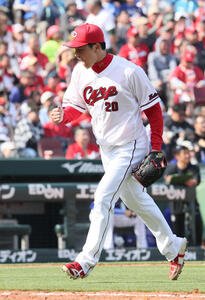 広島対中日　8回表中日2死一塁、石伊を右飛に打ち取り、ガッツポーズの栗林(撮影･加藤孝規)