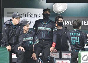 ソフトバンク対日本ハム　戦況を見守る新庄監督(中央)(撮影･林敢治)