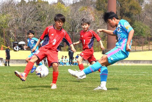 同点で迎えた決勝戦の前半11分、強烈な左足シュートで勝ち越しゴールを決めるサガン鳥栖の古賀(右)