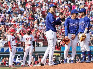 広島対中日　6回裏広島2死一、二塁、菊池の二ゴロ送球エラーの間に佐々木が生還。先制された高橋宏(中央)(撮影･加藤孝規)