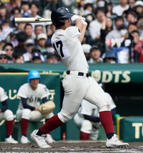 専大松戸対大阪桐蔭　2回裏大阪桐蔭2死、中村は中前打を放つ(撮影･加藤哉)
