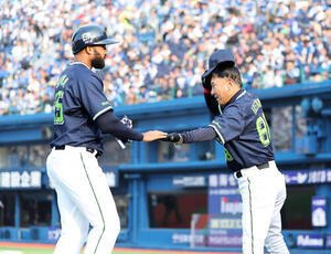 DeNA対ヤクルト　8回表ヤクルト無死満塁、3点適時二塁打を放ったサンタナ(左)を迎える池山監督(撮影･鈴木正人)　