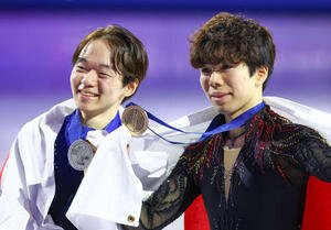 フィギュア世界選手権　男子総合で2位の鍵山優真(左)と3位の佐藤駿はメダルを披露(撮影･PNP)