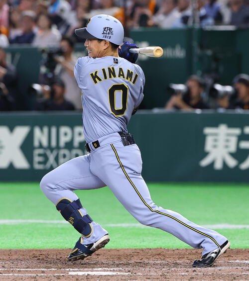 巨人対阪神　8回表阪神2死二、三塁、木浪は勝ち越し2点適時内野安打を放つ(撮影･上田博志)