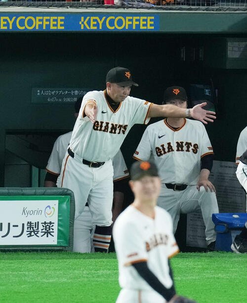 巨人対阪神　8回表阪神2死二、三塁、リクエストを申請する阿部監督(撮影･増田悦実)