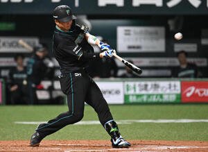 ソフトバンク対日本ハム　8回表日本ハム無死、郡司は本塁打を放つ(撮影･林敢治)