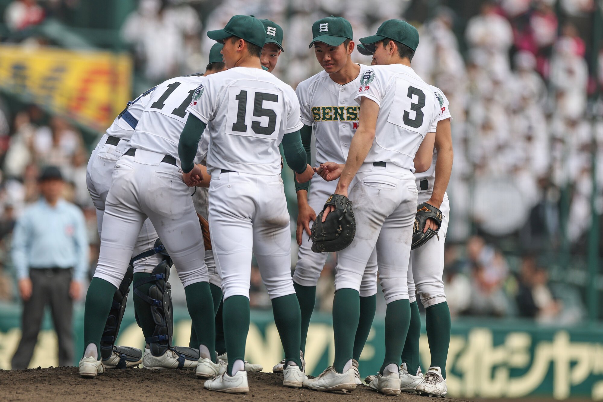 専大松戸―大阪桐蔭　三回裏、マウンドに集まる高貝(中央右)ら専大松戸の内野陣＝米田怜央撮影