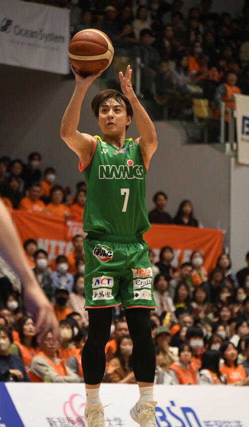 第1Q、3点シュートを決める五十嵐圭