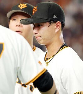 巨人対阪神　3回表阪神無死満塁で降板となった山城は涙をこらえるようにしてベンチに下がる(撮影･浅見桂子)