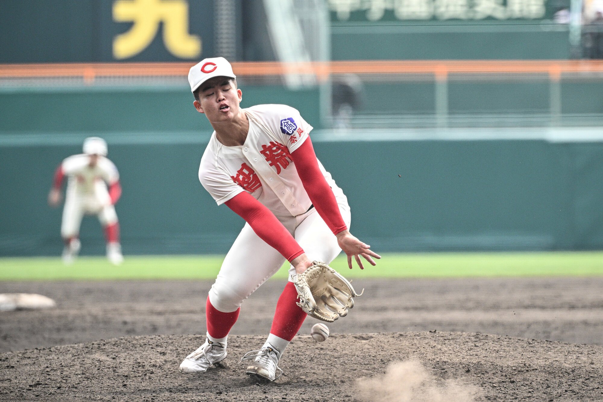 中京大中京―智弁学園　九回表中京大中京2死一、二塁、田中の打球を足に当て、投ゴロに打ち取る杉本=滝沢美穂子撮影