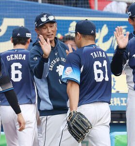 ロッテ対西武　完封勝利した西武平良(右)とタッチする西口監督(撮影･宮地輝)