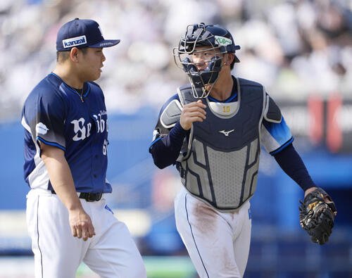 ロッテ対西武　2回裏ロッテ2死一塁、松川を二ゴロに仕留めベンチに戻る平良(左)と小島(撮影･小島史椰)