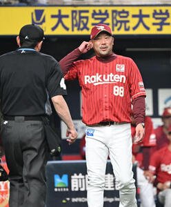 オリックス対楽天　2回、ボークを取られた藤原について説明を受ける楽天三木監督(撮影･和賀正仁)