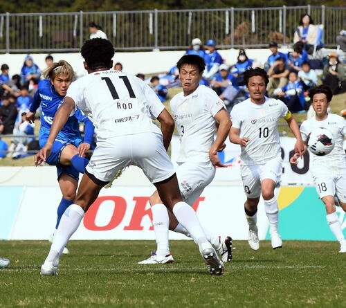 沼津対新宿　前半32分、先制点を決める沼津･森(左端)
