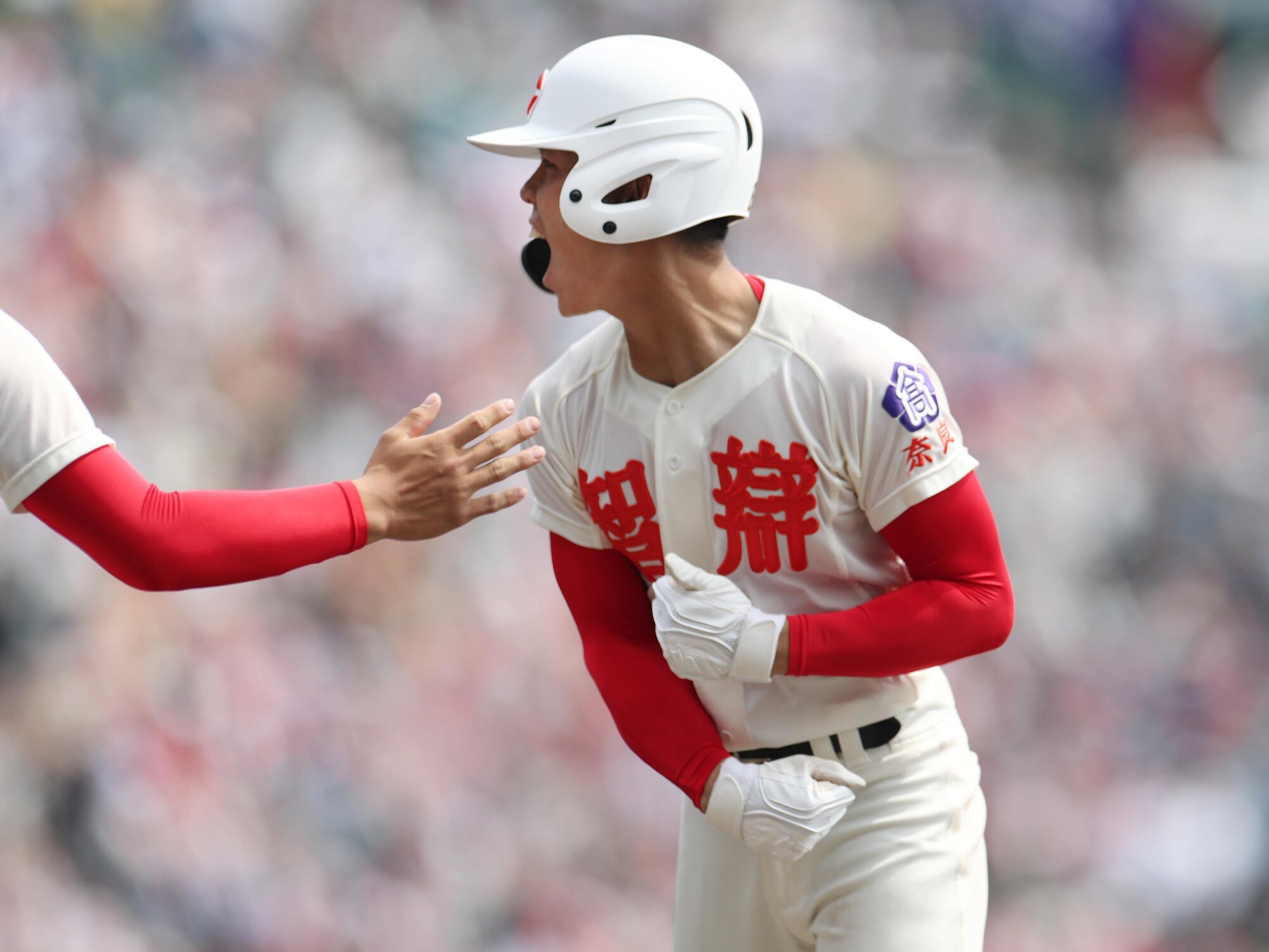 中京大中京―智弁学園　六回裏智弁学園2死一、三塁、適時打を放ち、一塁上でガッツポーズする馬場井=米田怜央撮影