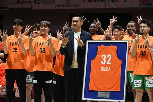 B3新潟のメンバーとともに記念撮影する池田雄一氏(左から3人目)