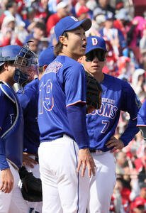 広島対中日　6回裏広島2死一、二塁、菊池の二ゴロ送球エラーの間に佐々木が生還。先制された高橋宏(中央)(撮影･加藤孝規)