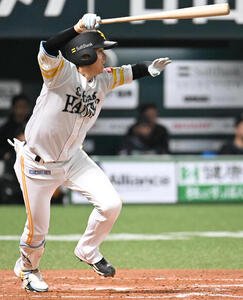 ソフトバンク対日本ハム　2回裏ソフトバンク無死一、三塁、川瀬は同点適時打を放つ(撮影･林敢治)