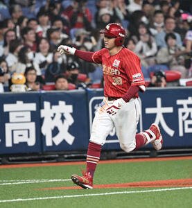 オリックス対楽天　5回表楽天1死、中越え本塁打を放ち三塁を回る佐藤(撮影･和賀正仁)