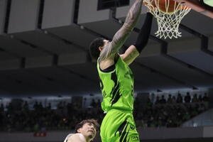 ダンクで得点するレバンガ北海道マックス･ヒサタケ(撮影･保坂果那)