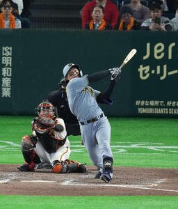 巨人対阪神　9回表阪神1死、本塁打を放つ森下。投手は石川(撮影･増田悦実)