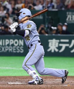 巨人対阪神　8回表阪神1死二、三塁、坂本は適時打を放つ(撮影･上田博志)