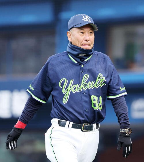 DeNA対ヤクルト　9回裏、投手交代を告げベンチに引き揚げるヤクルト池山監督(撮影･鈴木正人)　