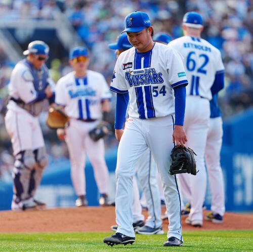 DeNA対ヤクルト　8回表、降板するDeNA石田裕(撮影･鈴木みどり)