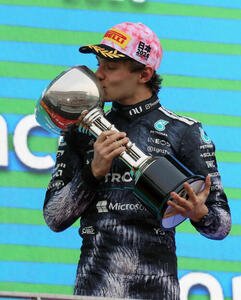 日本GPを制して通算2勝目を挙げたメルセデスのキミ･アントネッリは、優勝カップにキスをする(撮影･宮崎幸一)