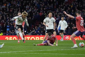 日本対スコットランド　後半、先制ゴールを決める伊東(左)(撮影･パオロ　ヌッチ)