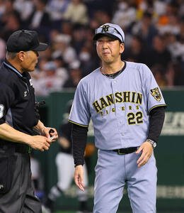 巨人対阪神　選手交代を告げる藤川監督(撮影･上田博志)