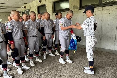 4強に進出した青森山田の渡邉主将は、敗れた静岡裾野の田原主将から千羽鶴を受け取った(撮影･久我悟)