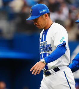 DeNA対ヤクルト　ヤクルトに3連敗を喫し、うつむきながら引き揚げるDeNA相川監督(撮影･鈴木みどり)