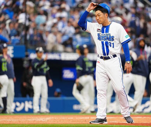 DeNA対ヤクルト　ヤクルトに3連敗を喫し、浮かない表情のDeNA相川監督(撮影･鈴木みどり)