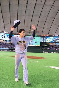 巨人対阪神　ヒーローインタビューを受けた木浪はファンの歓声に応える(撮影･上田博志)