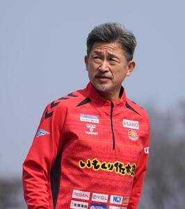 福島対松本　試合前練習に臨む福島カズ(撮影･足立雅史)