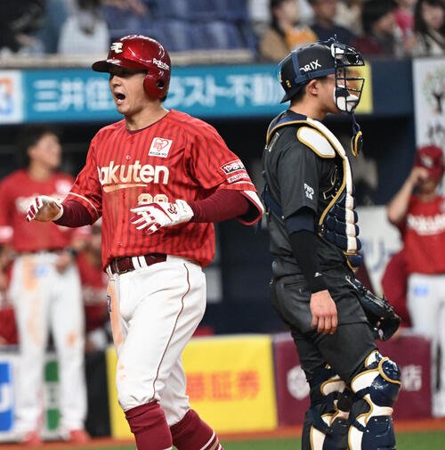 オリックス対楽天　5回表楽天1死、中越え本塁打を放ち生還する佐藤(撮影･和賀正仁)