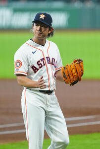 アストロズ対エンゼルス　1回表エンゼルスの攻撃を無失点に抑えグラブをたたくアストロズ先発今井(撮影･垰建太)