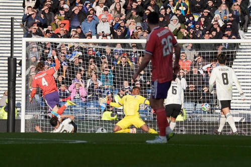 日本対スコットランド　前半、ゴールを守るGK鈴木彩(中央)。左上はスコットランドのマクトミネイ(撮影･パオロ　ヌッチ)